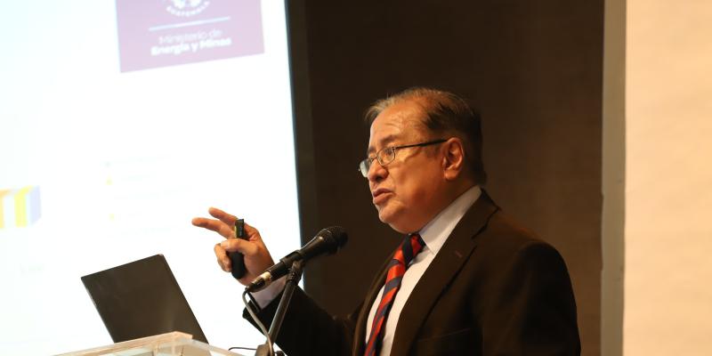 Ministro Víctor Ventura se refiere a la situación de la industria eléctrica 