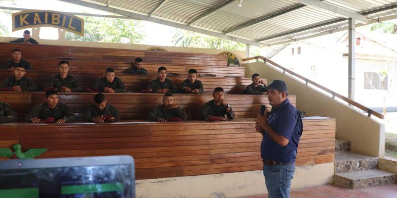 Capacitaciones a miembros del ejército para prevenir incendios en Petén