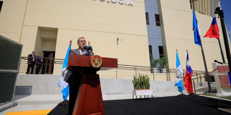 El presidente Bernardo Arévalo en la inauguración del Edificio de Neonatología en el Hospital General San Juan.