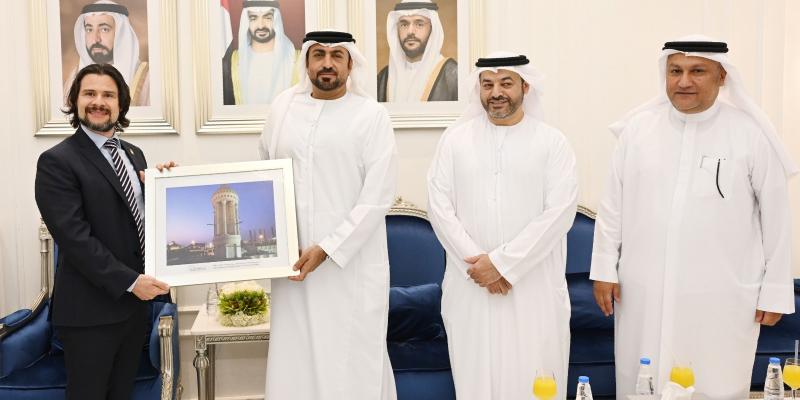 Viceministro de Inversión y Competencia recibe reconocimiento en reunión AIM