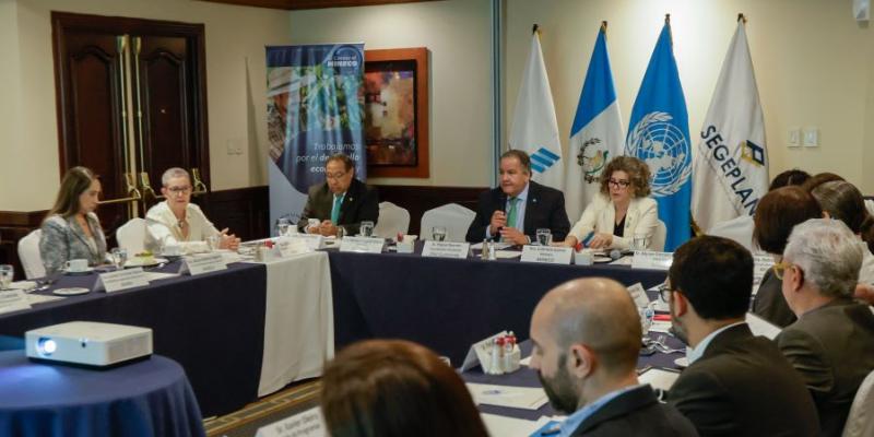 La ministra de economía, Gabriela García, presidió la reunión. 