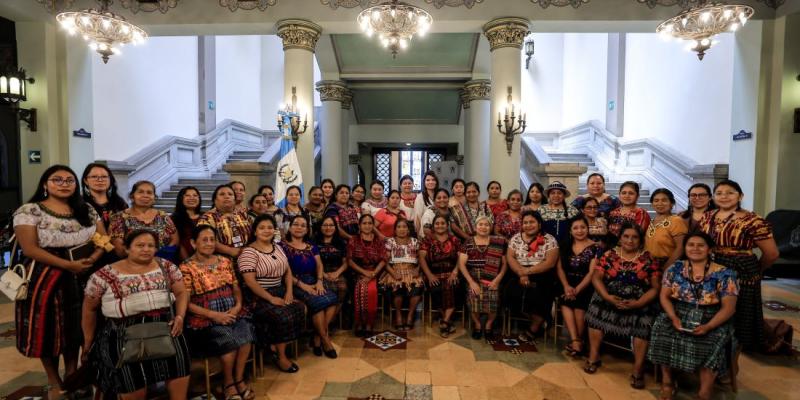 Representantes de la Defensoría de la Mujer Indígena durante la reunión con la SPP y la SGP.