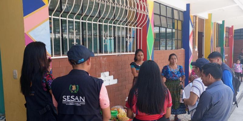 Realizan monitoreo en tiendas escolares de San Juan La Laguna para asegurar inocuidad y salubridad