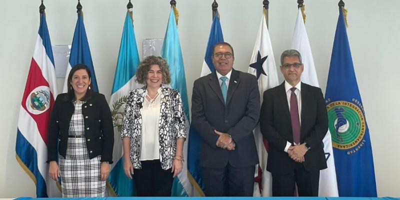 La ministra de Economía de Guatemala (Segunda de izq. a der.) participó en la reunión de COMIECO.