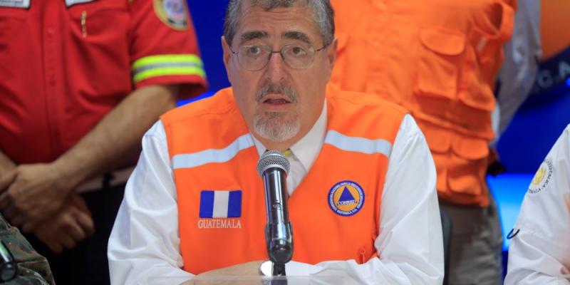 El presidente Bernardo Arévalo durante la conferencia de prensa en la Conred.