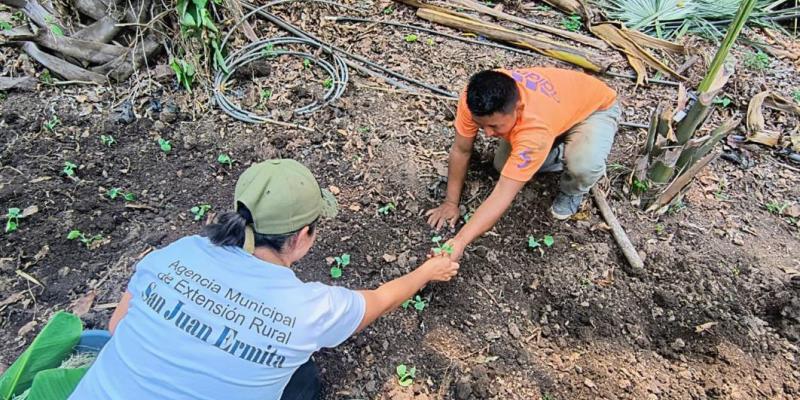 Entregan pilones para huertos comunitarios en San Juan Ermita, Chiquimula