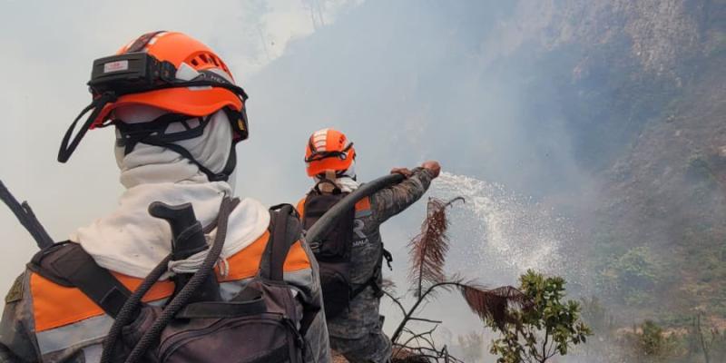 Ejército de Guatemala continúa apoyando las tareas de supresión de incendios forestales.