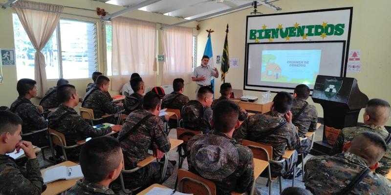 Instruyen sobre crianza de conejos a soldados en apoyo a su desarrollo