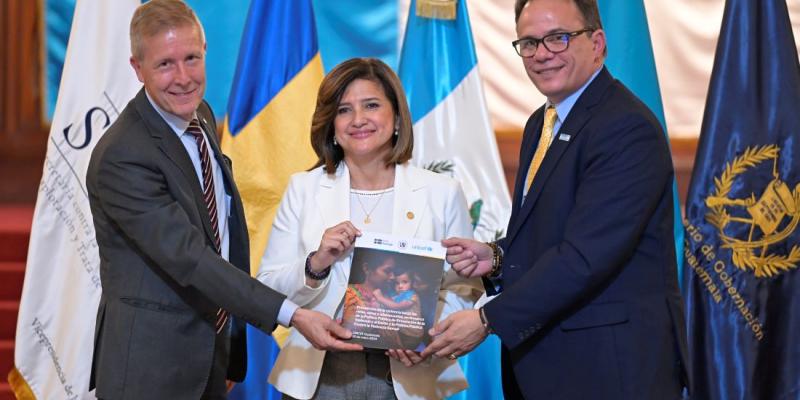 Vicepresidenta participa en lanzamiento de programa.