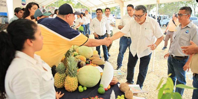 Visitan Centro Genético en Petén