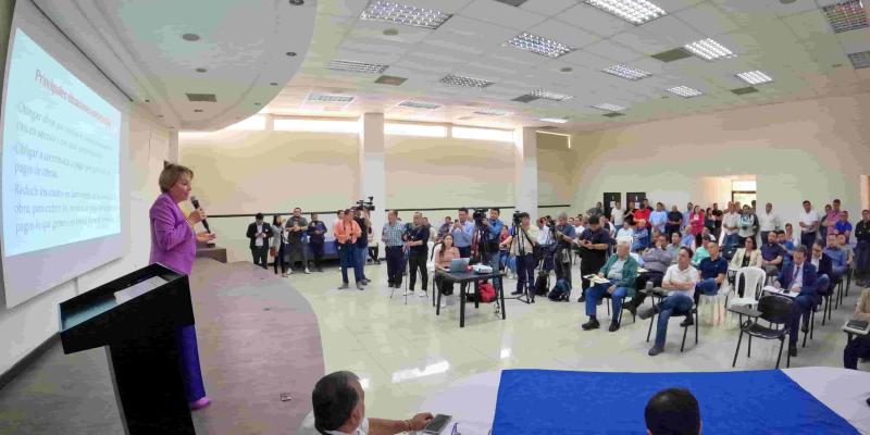 Atrás quedaron las malas prácticas de negociar contrataciones, pagos de comisiones por obras o por agilizar cuota, esto dejó claro la ministra de Comunicaciones, Jazmín de la Vega, en una sesión informativa que reunió a las empresas constructoras.