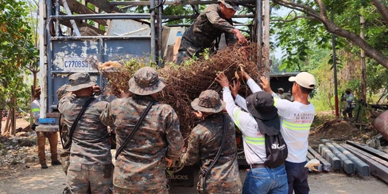 Ejército de Guatemala realiza jornadas de deschatarrización con el fin de evitar la propagación del dengue.