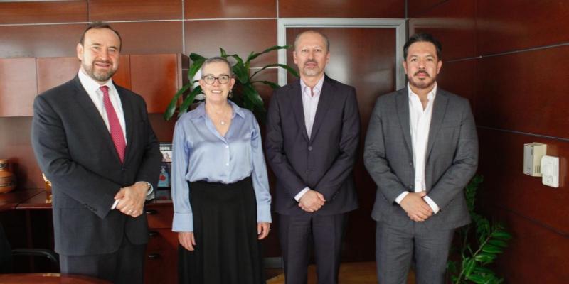 Viceministra comparte fotografía con autoridades de la red iberoamericana de fomento 