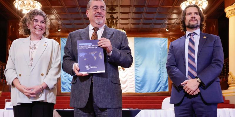 La ministra de economía, Gabriela García, entregó  al presidente Bernardo Arévalo (centro), en compañía del viceministro de Inversión y Competencia, Antonio Romero.