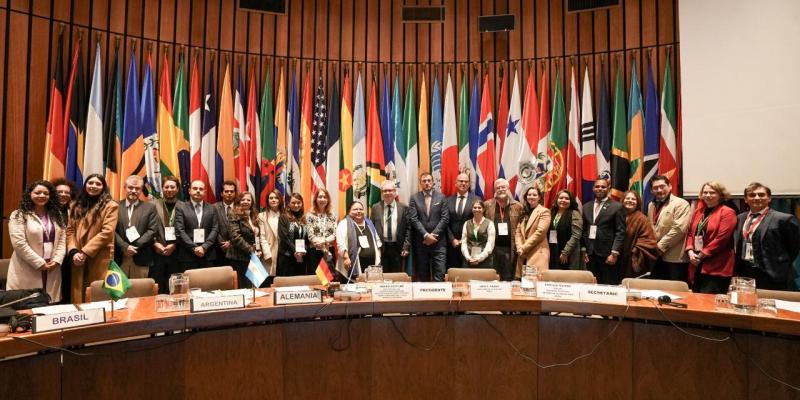 Grupo de representantes latinoamericanos que participaron en la conferencia. 