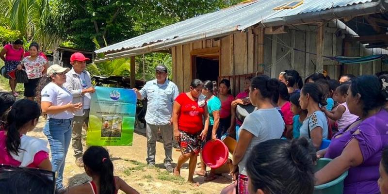 Capacitan a comunidades en conservación de fuentes hídricas y reforestación