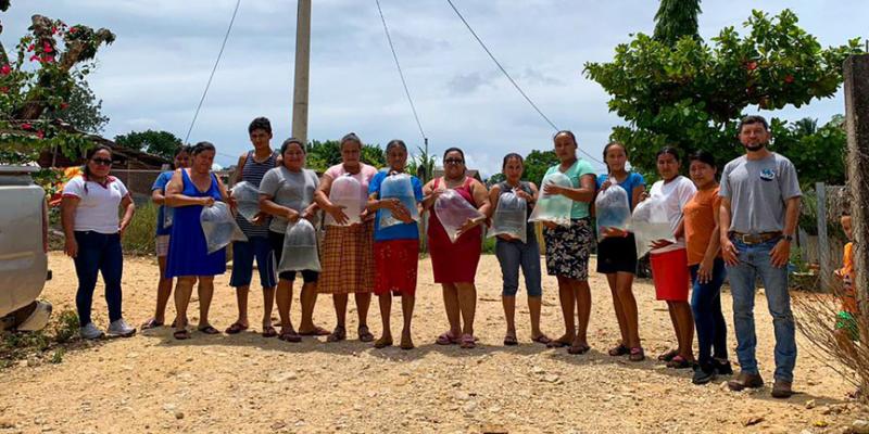 Entregan alevines de tilapia a familias de Dolores, Petén