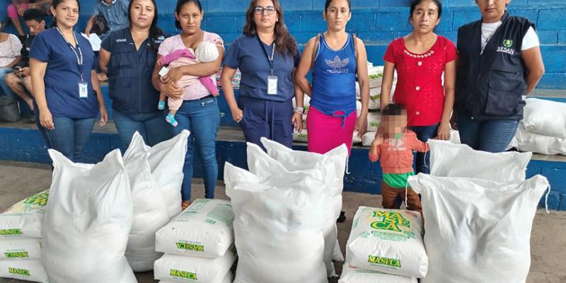 Entregan alimentos a familias para combatir desnutrición