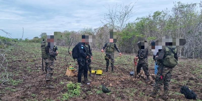 Ejército de Guatemala inhabilitó una pista clandestina en Petén.