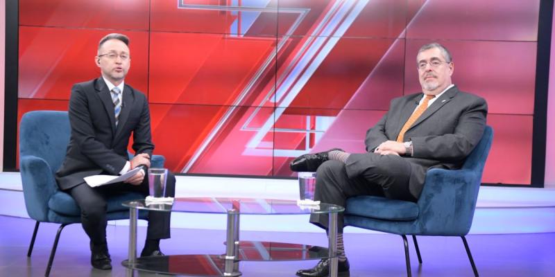 Presidente Bernardo Arévalo en noticiero nocturno Hechos Guatemala. 