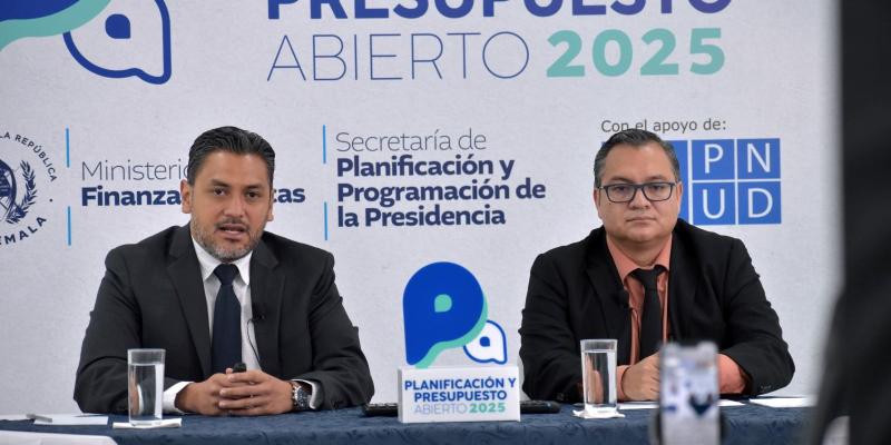 Edvan Marroquín, director de Preinversión de SEGEPLAN, y Camilo Sandoval, de la Dirección de Transparencia Fiscal del Minfin.