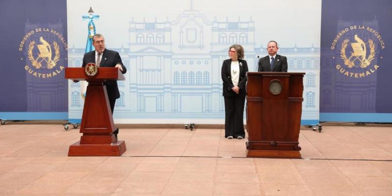 El presidente Arévalo (Izq) presentó las nuevas medidas, acompañado de la ministra de Economía, Gabriela García y el ministro de Desarrollo Social, Abelardo Pïnto.
