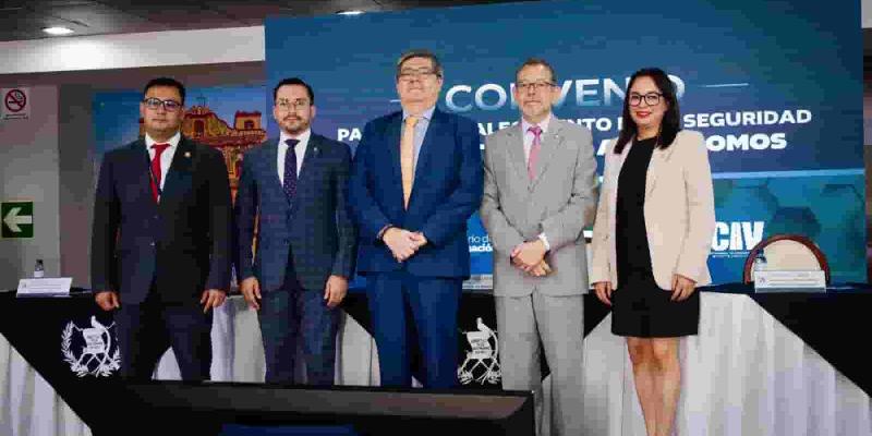 El Ministerio de Gobernación (MINGOB) y el Ministerio de Comunicaciones, Infraestructura y Vivienda (CIV) a través de la Dirección General de Aeronáutica Civil (DGAC) firmaron el “Convenio de Cooperación Interinstitucional para el fortalecimiento de la seguridad en aeropuertos y aeródromos”, el cual permitirá coordinar y desarrollar de forma conjunta acciones destinadas a fortalecer y garantizar la seguridad en los aeropuertos internacionales y en los aeródromos de Guatemala administrados por la DGAC.