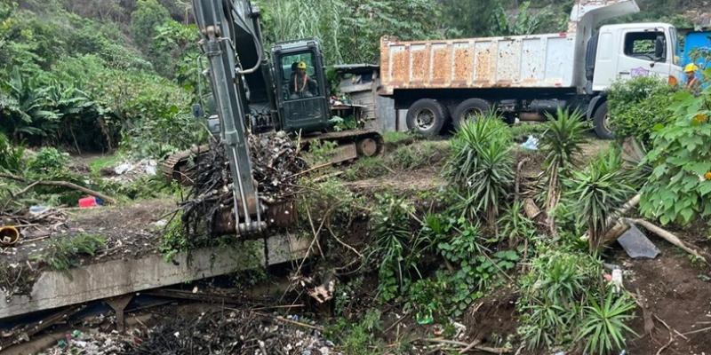 Ejército de Guatemala apoya la limpieza del material acumulado en el río Guacalate.