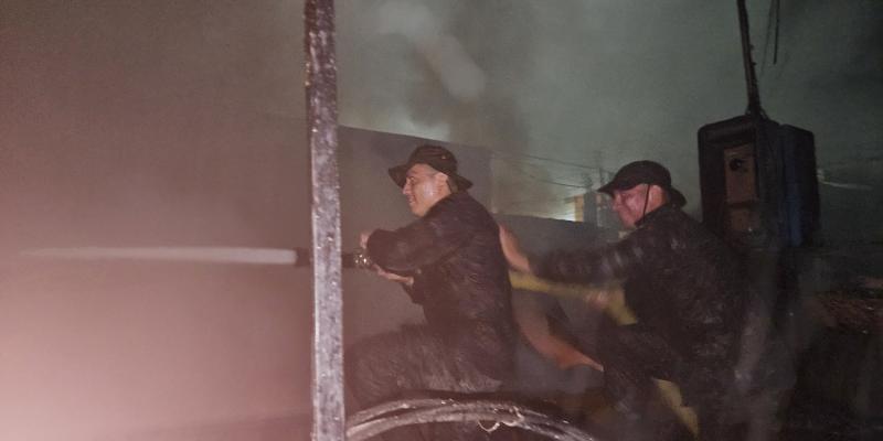 Ejército de Guatemala apoya la supresión de incendio registrado en mercado de San José, Escuintla.