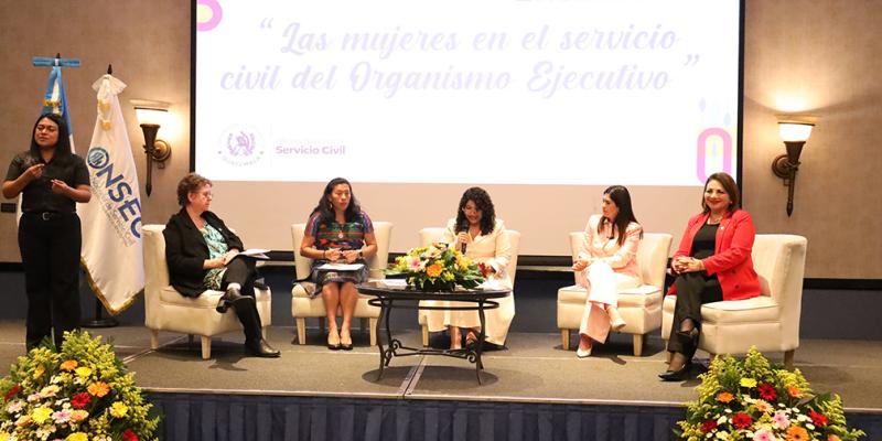 En el conversatorio participaron funcionarias del Organismo Ejecutivo.