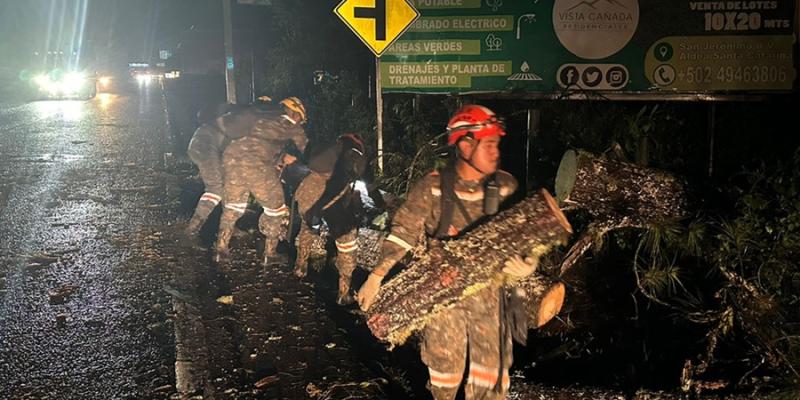 Ejército de Guatemala contribuye  en el despeje de carreteras afectadas por las lluvias.