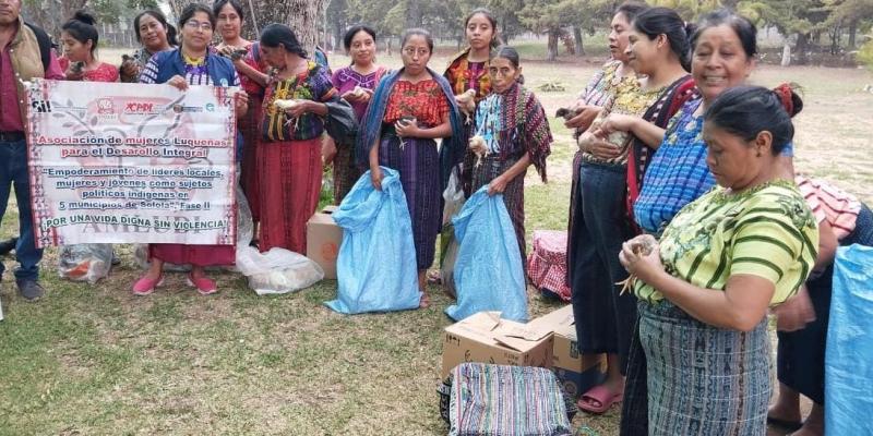 Capacitan a miembros de CADER de Santiago Atitlán en manejo de aves de traspatio