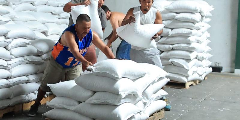 Distribuyen alimentos para afectados por lluvias