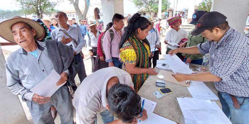 Entregan fertilizantes y semillas en Quiché