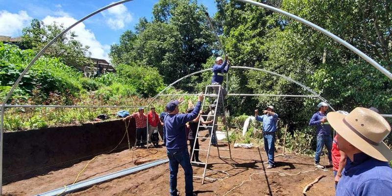 Entregan invernaderos para cultivo de flores en Sibinal