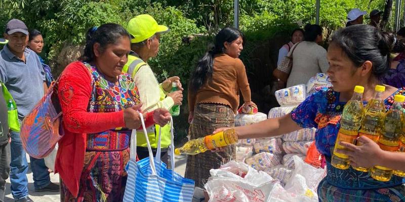 Familias de Santa Bárbara, Huehuetenango, reciben asistencia alimentaria