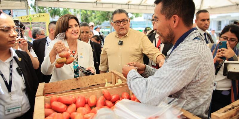 Gran afluencia en Feria del Agricultor de Plaza Barrios