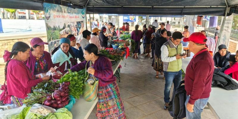 Totonicapán y Salamá realizaron Feria del Agricultor