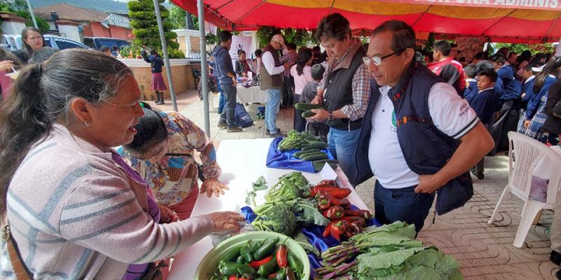 Un éxito las Ferias del Agricultor en San Marcos y Sololá