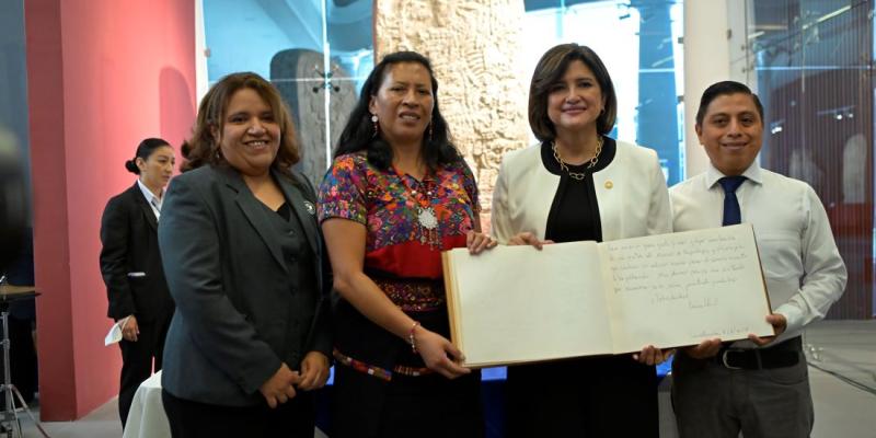 En el evento, junto a la vicepresidenta Karin Herrera, estuvo la ministra de Trabajo y Previsión Social, Miriam Roquel.