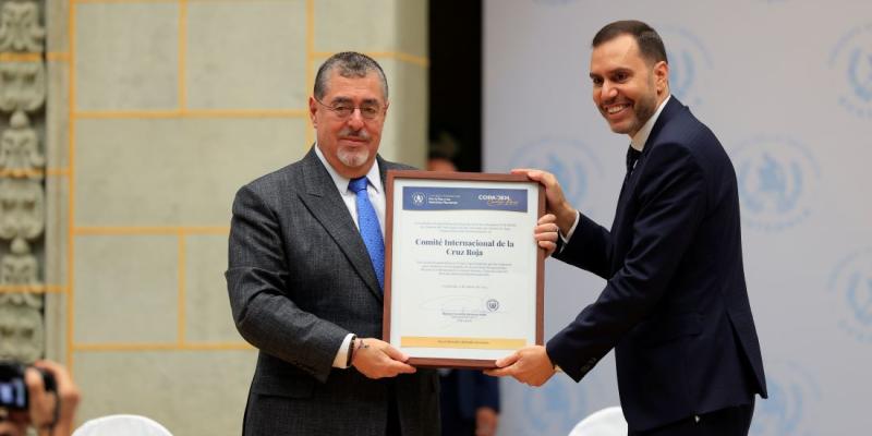 Presidente Bernardo Arévalo en entrega de reconocimiento a Cruz Roja