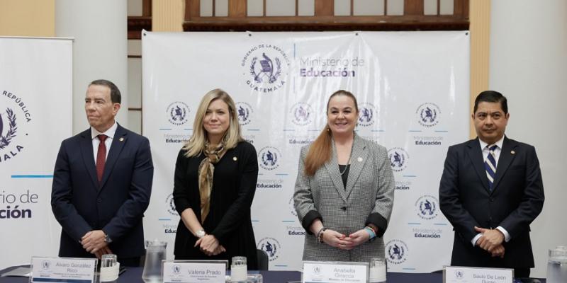 EAutoridades del Banguat,Mineco, Mineduc y SIB firmaron el convenio.