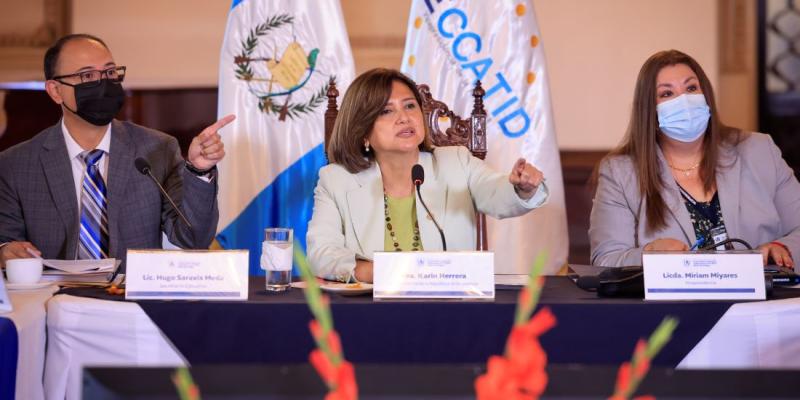 La vicepresidenta Karin Herrera durante la reunión con SECCATID.