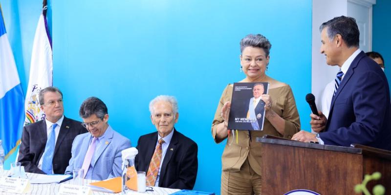 Primera Dama Lucrecia Peinado