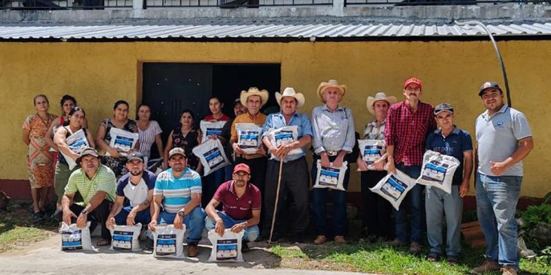 Entregan de semilla mejorada en San Juan Ermita