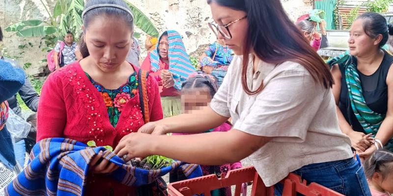 Entregan pilones de hortalizas en Sacatepéquez
