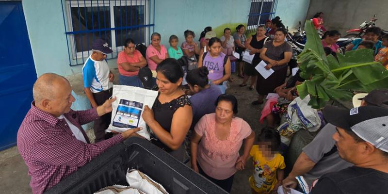 Entregan semillas de sorgo a pequeños agricultores y agricultoras