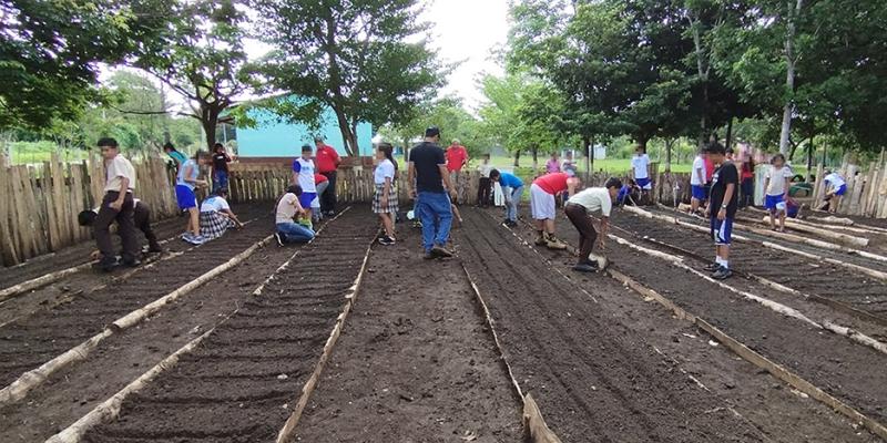 Establecen huerto escolar en San Francisco, Petén