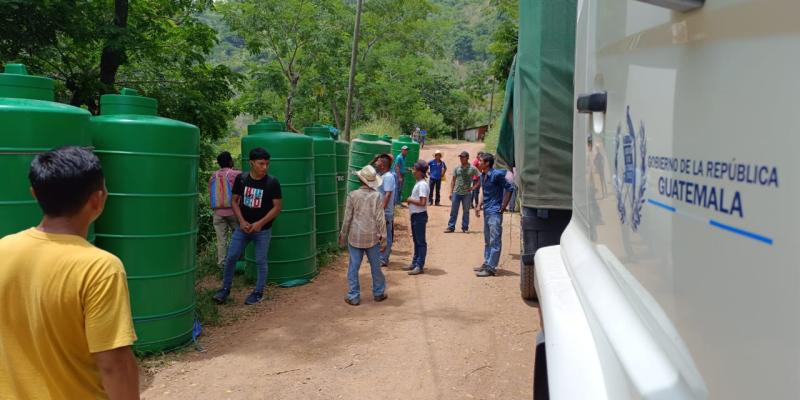 Familias reciben silos para conservación de granos