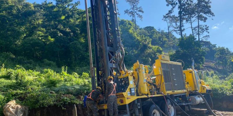 Ejército de Guatemala trabaja en la perforación de pozo mecánico de agua en Chimaltenango.
